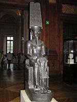 Amon protegeant Toutankhamon (1336-1327 av JC, diorite, musee du Louvre)